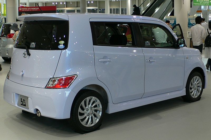 800px-2005_Toyota_bB_04.jpg