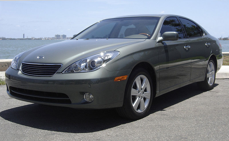 800px-Lexus_ES_Oasis_Green_Pearl.jpg