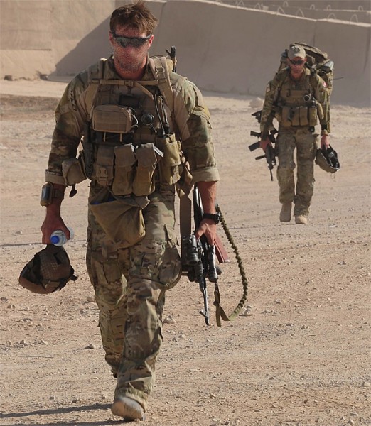 Aussie-carrying-AK471-522x600.jpg