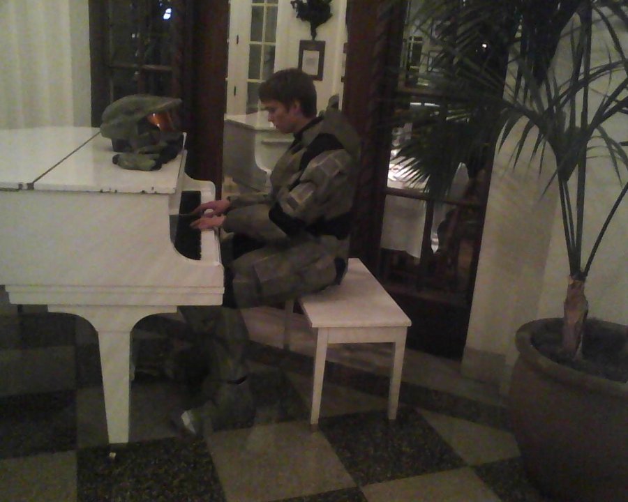 Chief_loves_piano_by_D_taktics.jpg
