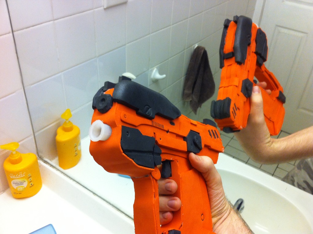 Halo%205%20Pistol%20Step%209c_zpsdekwsujy.jpg