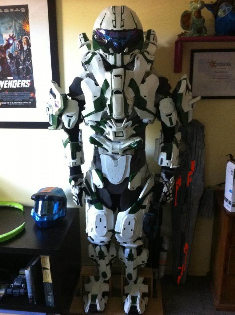 Halo4ArmourDisplay1_zps59bd45ce.jpg