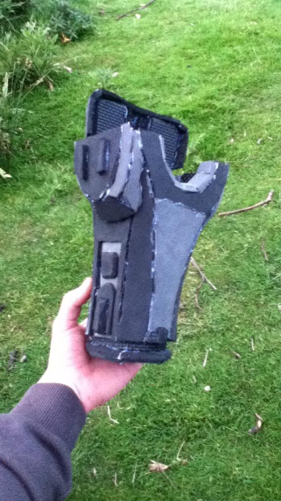 halo_4_spartan_4_foam_armor_pic_1_of_right_forearm_by_crazydav0-d5n0r2t.jpg