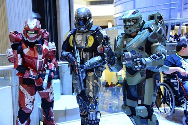 -mass-effect-halo-portal-resident-evil-assassins-creed-run-rampant-at-dragoncon-2012_zps39581641.jpg