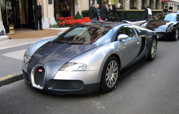 Silver_Bugatti_Veyron_front_left_corner_copped.jpg