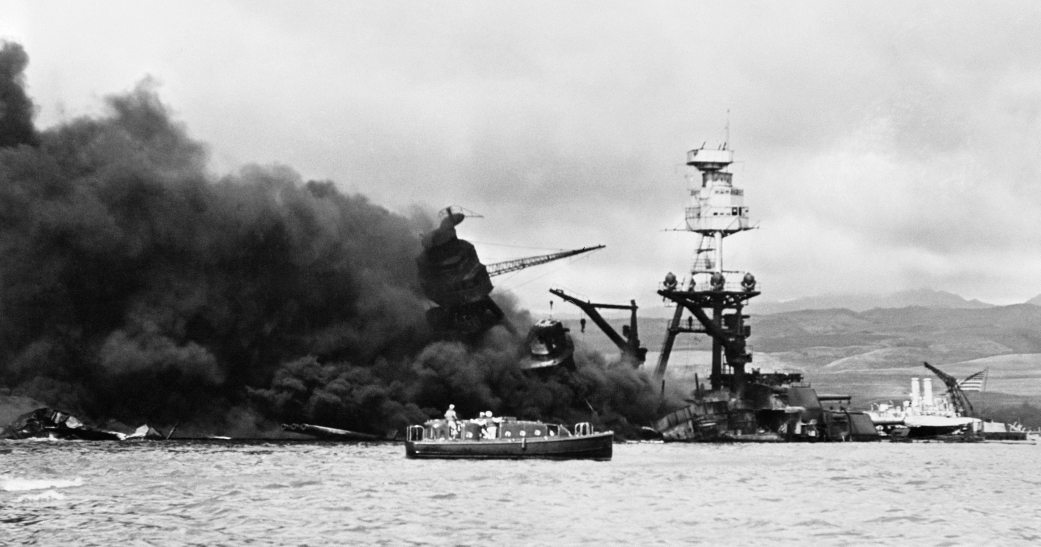 USS_Arizona_sinking_2a.jpg